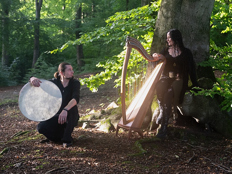 Selkie Anderson und Mike Modulacja mit Instrumenten im Wald
